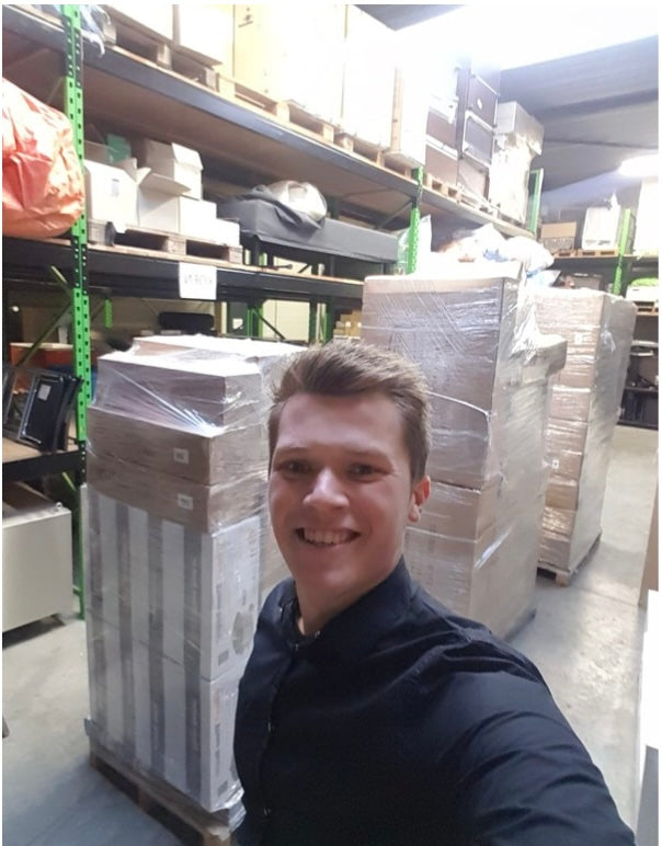 Ich mit einer Palette Massageliegen